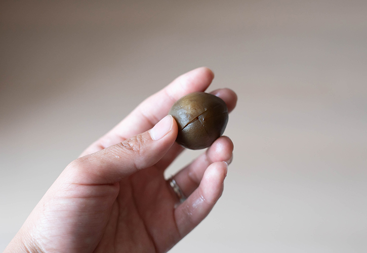 梅に切れ目を入れる