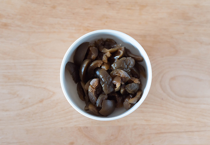 梅のたねを取る