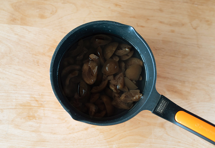 梅の実を鍋に入れる