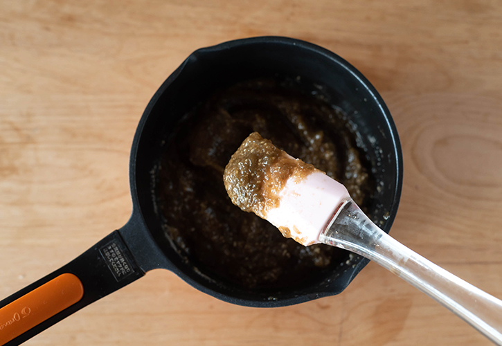 梅の実を煮詰める