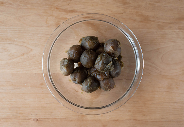 梅の実を煮詰める