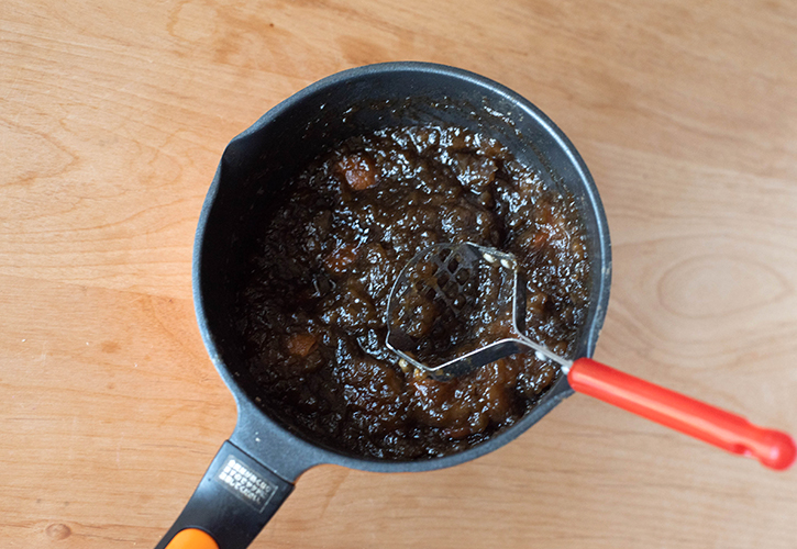 梅の実をマッシャーでつぶす