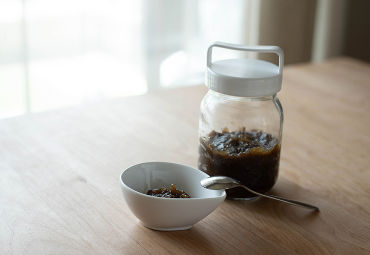 梅ジャムを瓶につめる