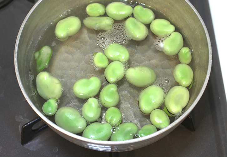 そら豆茹でる
