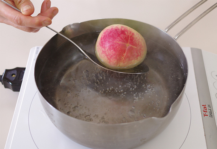 桃を鍋に入れて３０秒転がす