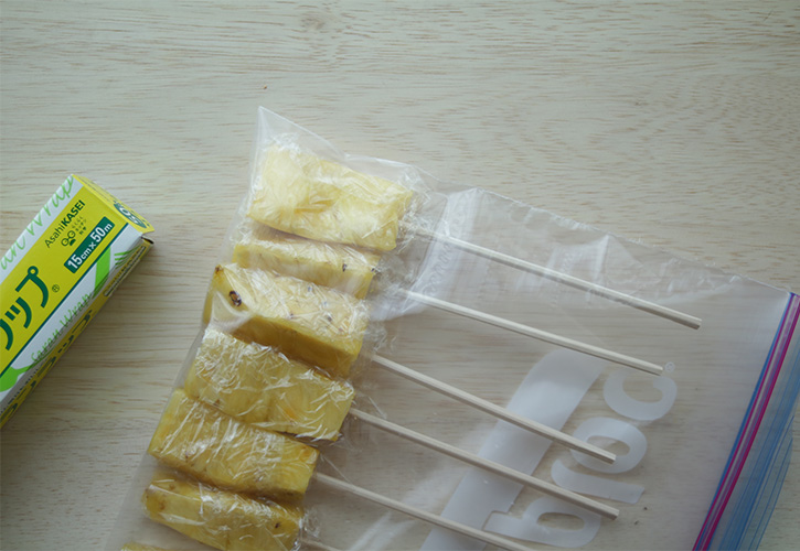 パイナップルにラップして保冷袋で冷凍