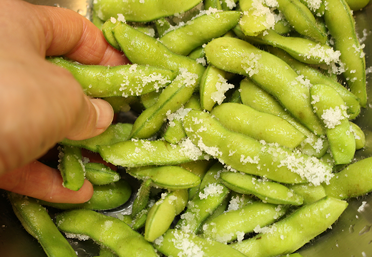 枝豆を塩でもむ