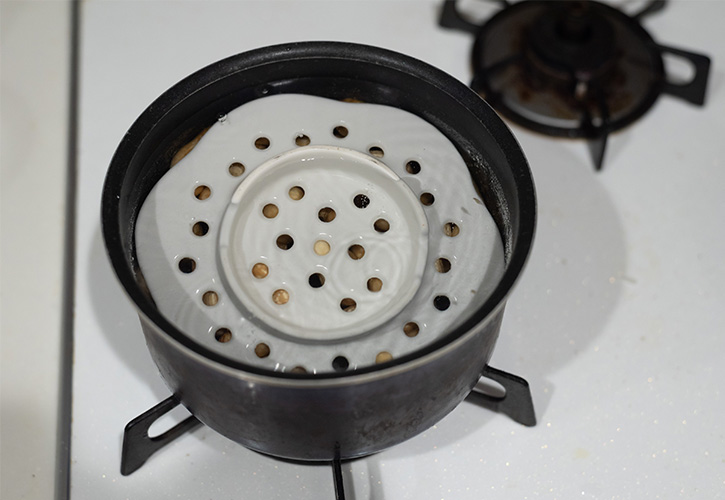 生落花生茹でる落し蓋