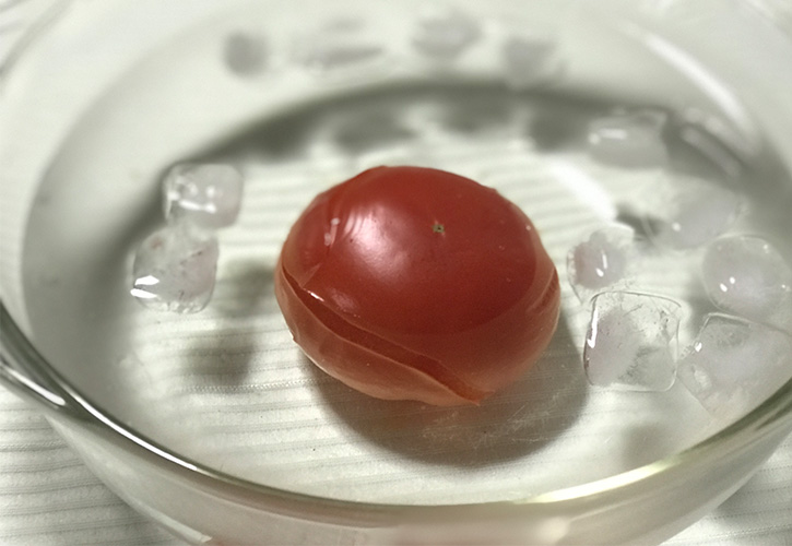 氷水にトマトを入れる