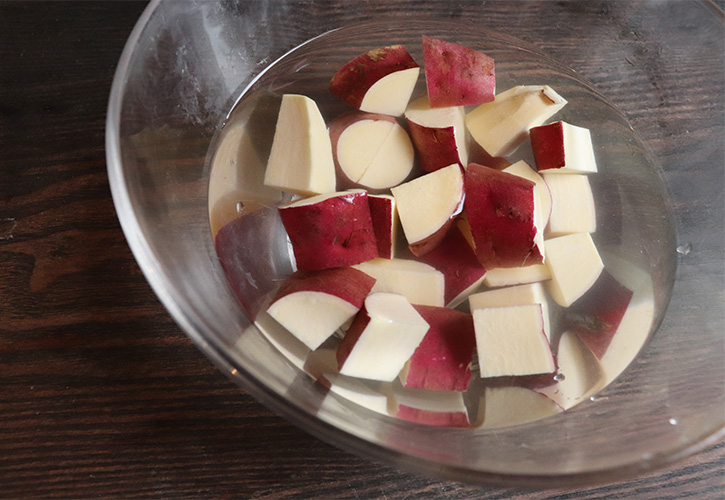 さつまいもを切る