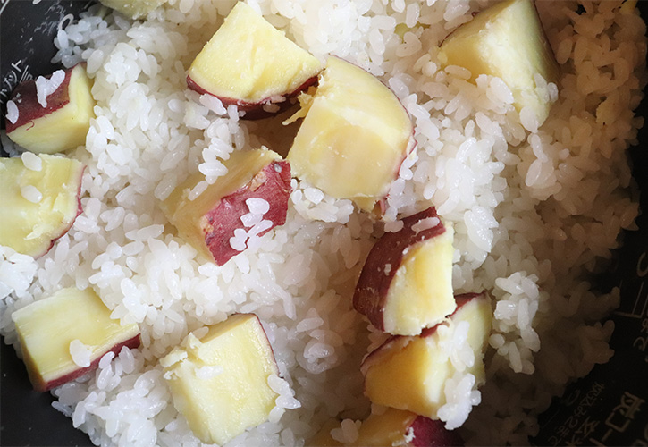 炊き立てさつまいもご飯