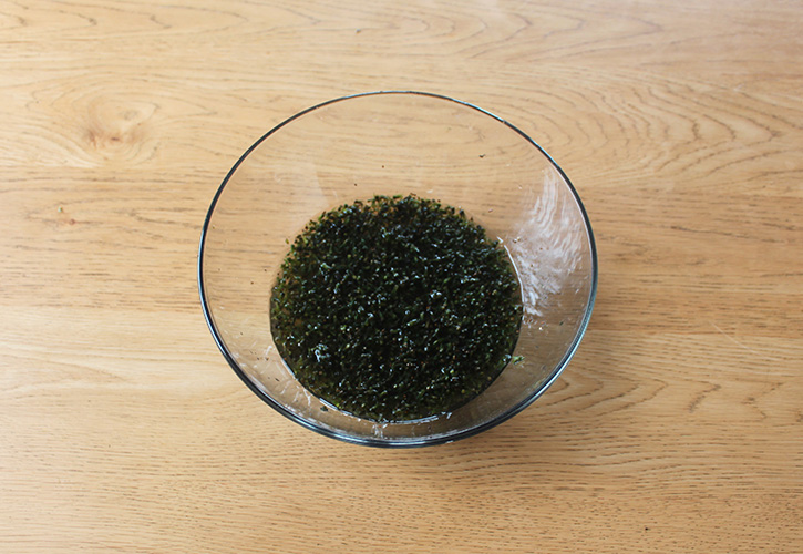 しその実を水に漬けておく