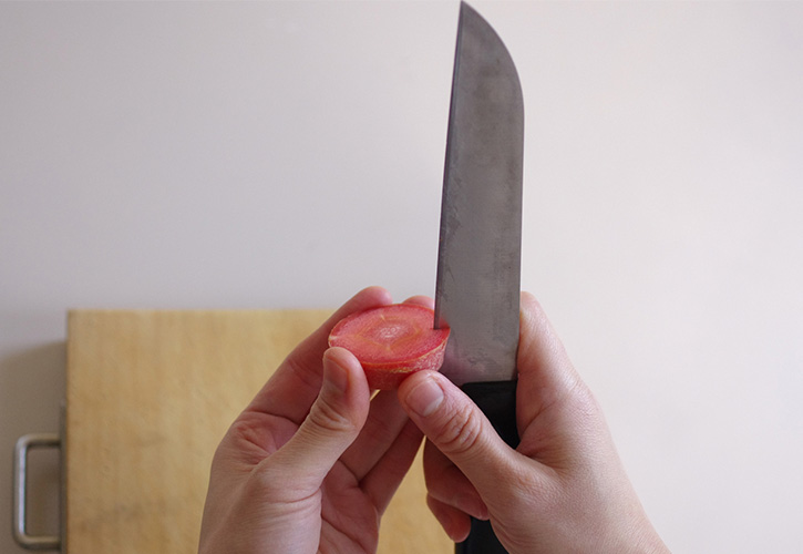 人参を輪切りにして切込みを入れる