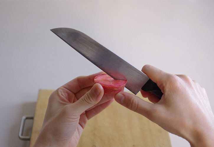 金時人参に真横から切り込み