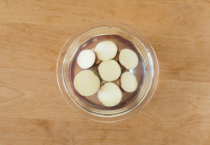 さつまいも水に漬けておく