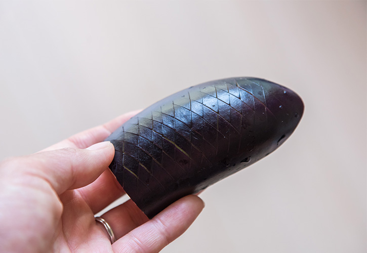 ナスの皮に切り込みを入れる