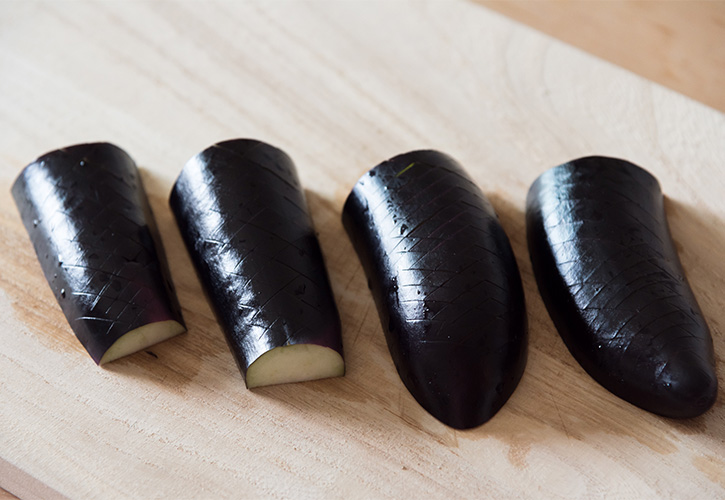 ナスを食べやすい大きさに切る