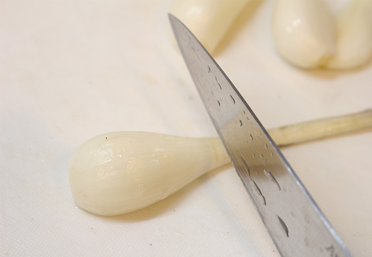 らっきょう穂先を切る