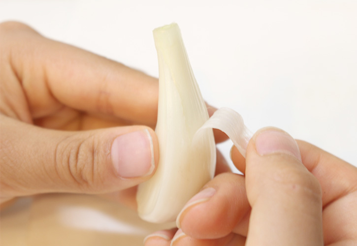 らっきょう皮をむく