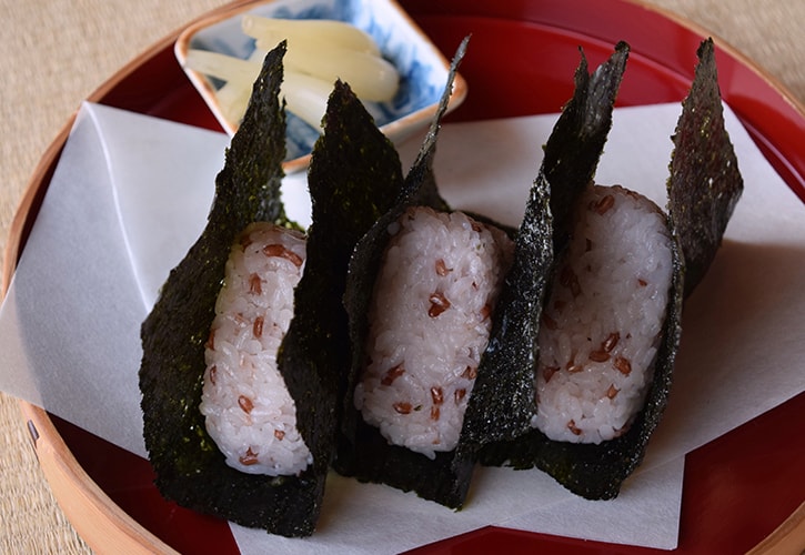 古代米でおにぎりを作る