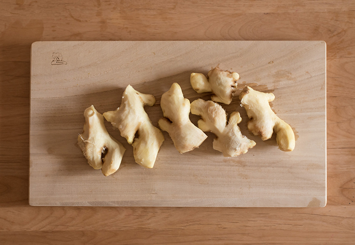 生姜の皮をむく