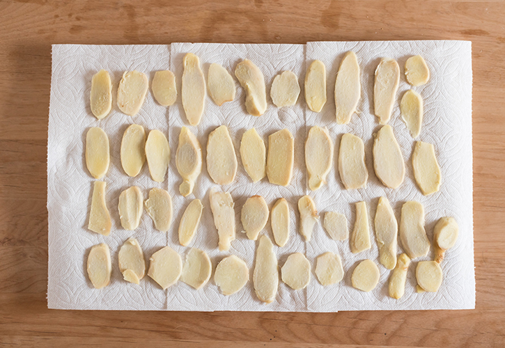 生姜の水気を取る
