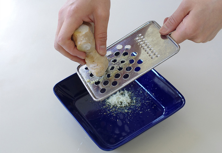 生姜をすりおろす