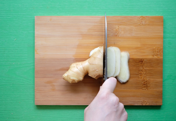 生姜を切る